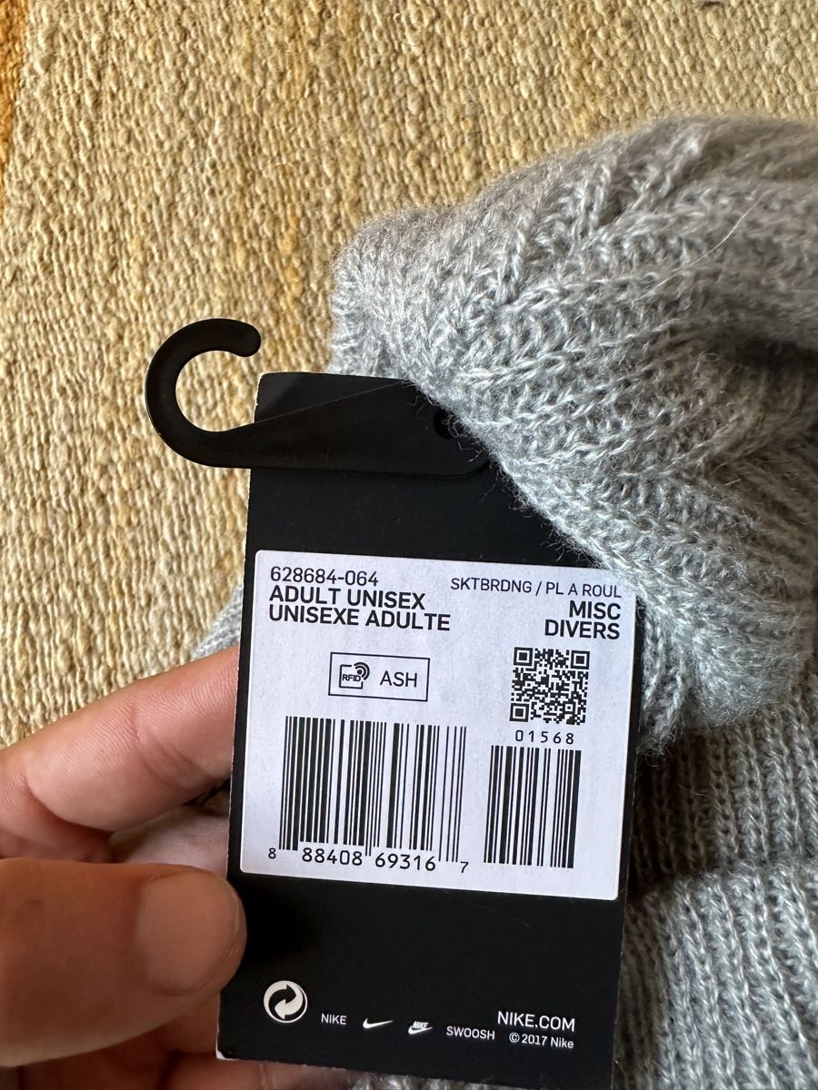 Nike Copricapi, berretti & cappellini: New Nike SB grey Beanie – Nuovo e nell'imballaggio originale da Villars-Burquin venduto da Iliasso 2