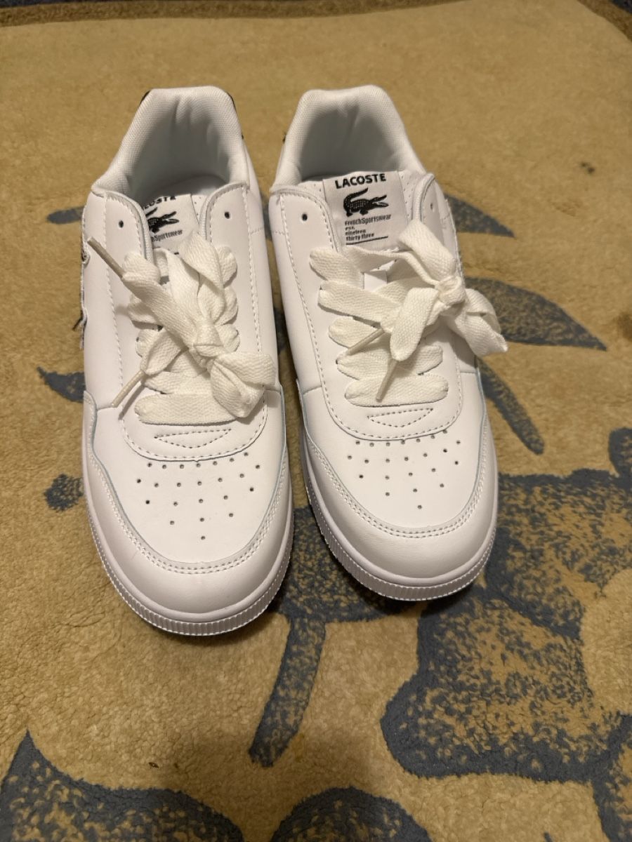 Herrenschuhe: Lacoste Baskets blanches, taille 43, État impeccable. – Neu und originalverpackt aus Fribourg von far_p8f5