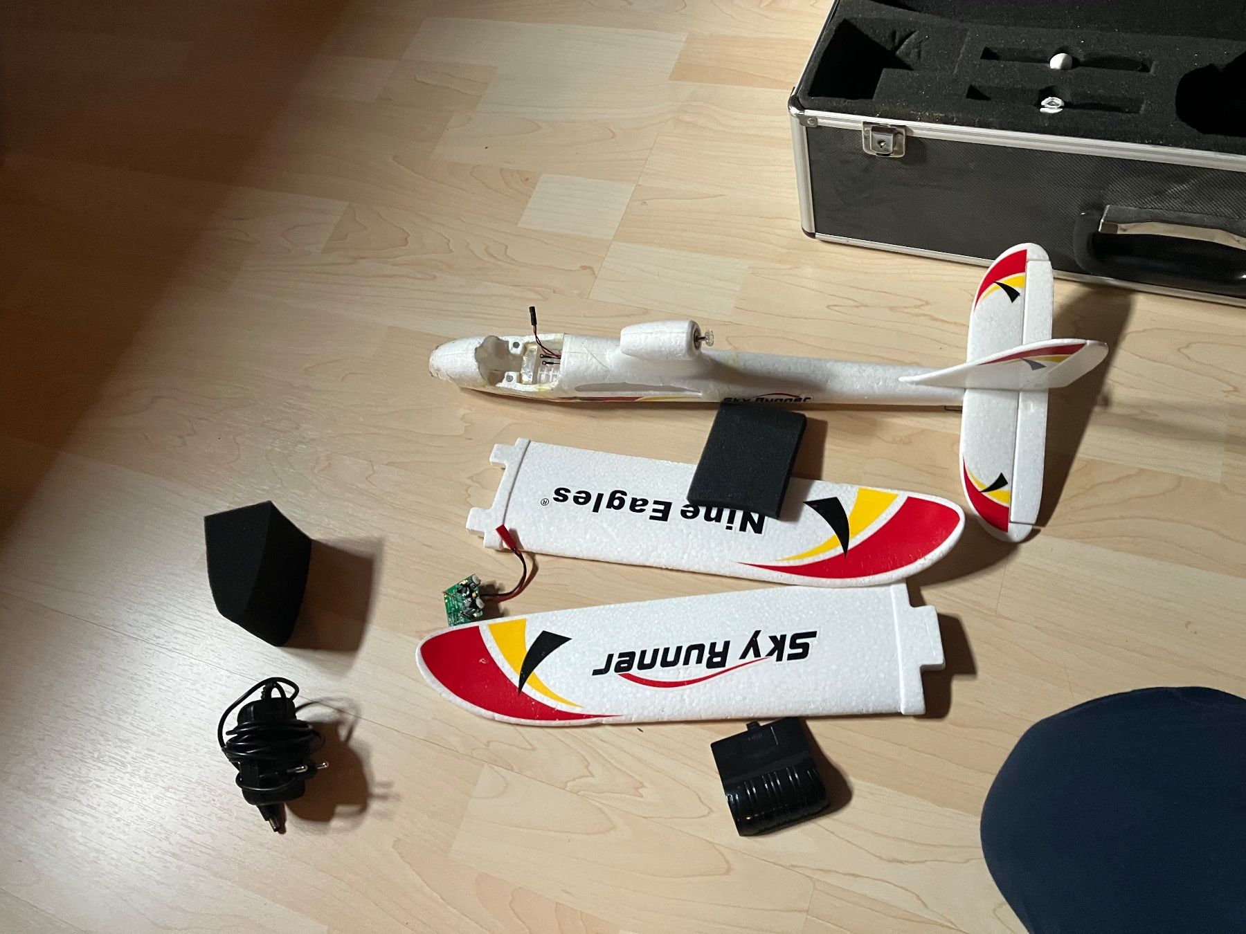 Modellismo RC: Modelflugzeug defekt mit Koffer – Difettoso da Reigoldswil venduto da GNVeluxboost