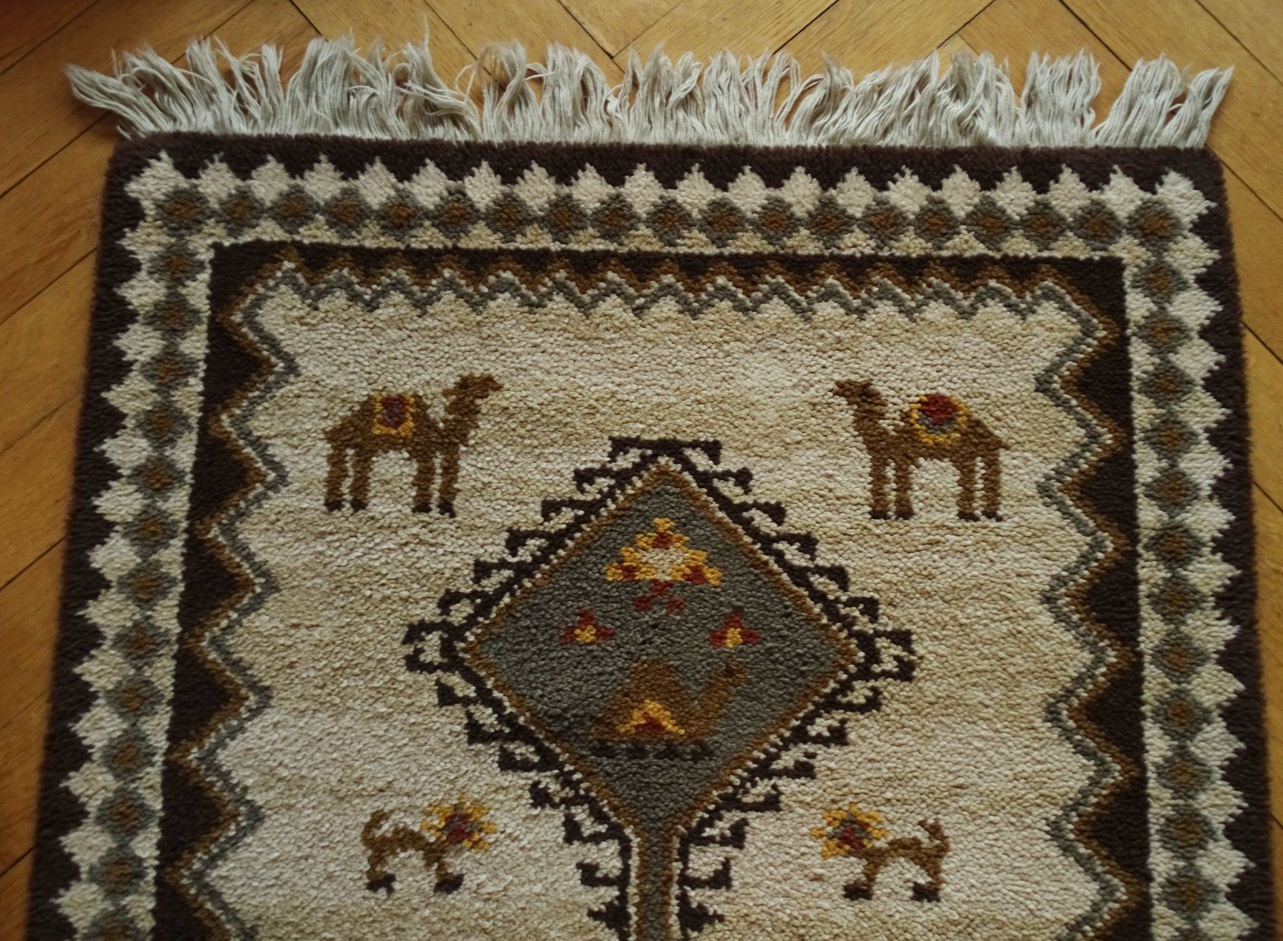 Tappeti: Vintage Teppich mit Kamelmotiven – Boho Orientteppich – Usato da Solothurn venduto da hli_n69n 1