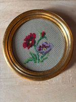 Vintage Gesticktes Bild Blumen rund Goldrahmen