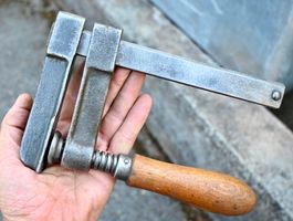 alte Schraubzwinge / Parallelzwinge mit Holzgriff B 14cm