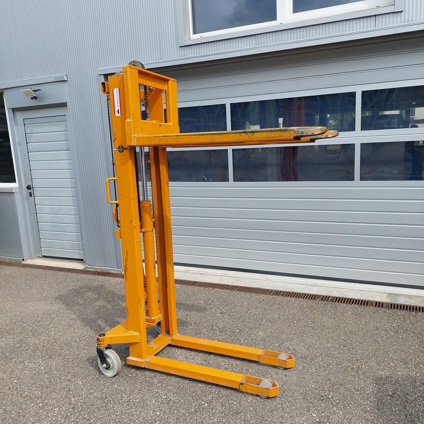Carrelli elevatori e a forche: Hochhubwagen Manuell vestergaard – Usato da Wängi venduto da Fe57 1