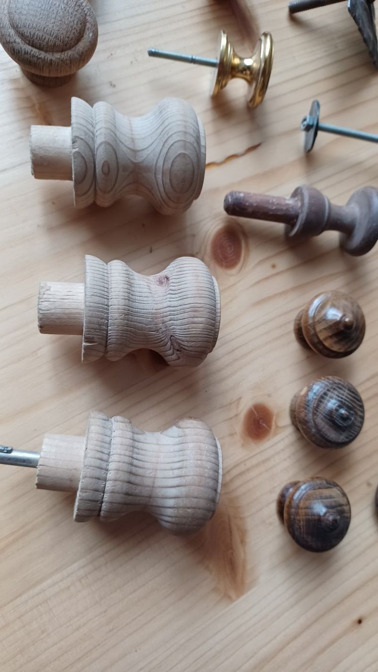 Eisenwaren: 23 Stk. alte Möbel- Knöpfe, Messing, Holz und Eisen. – Gebraucht aus Lommis von zozzen 4