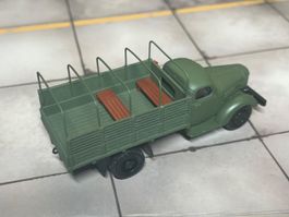 ZIL-150 Pritsche mit Bänken 1/87