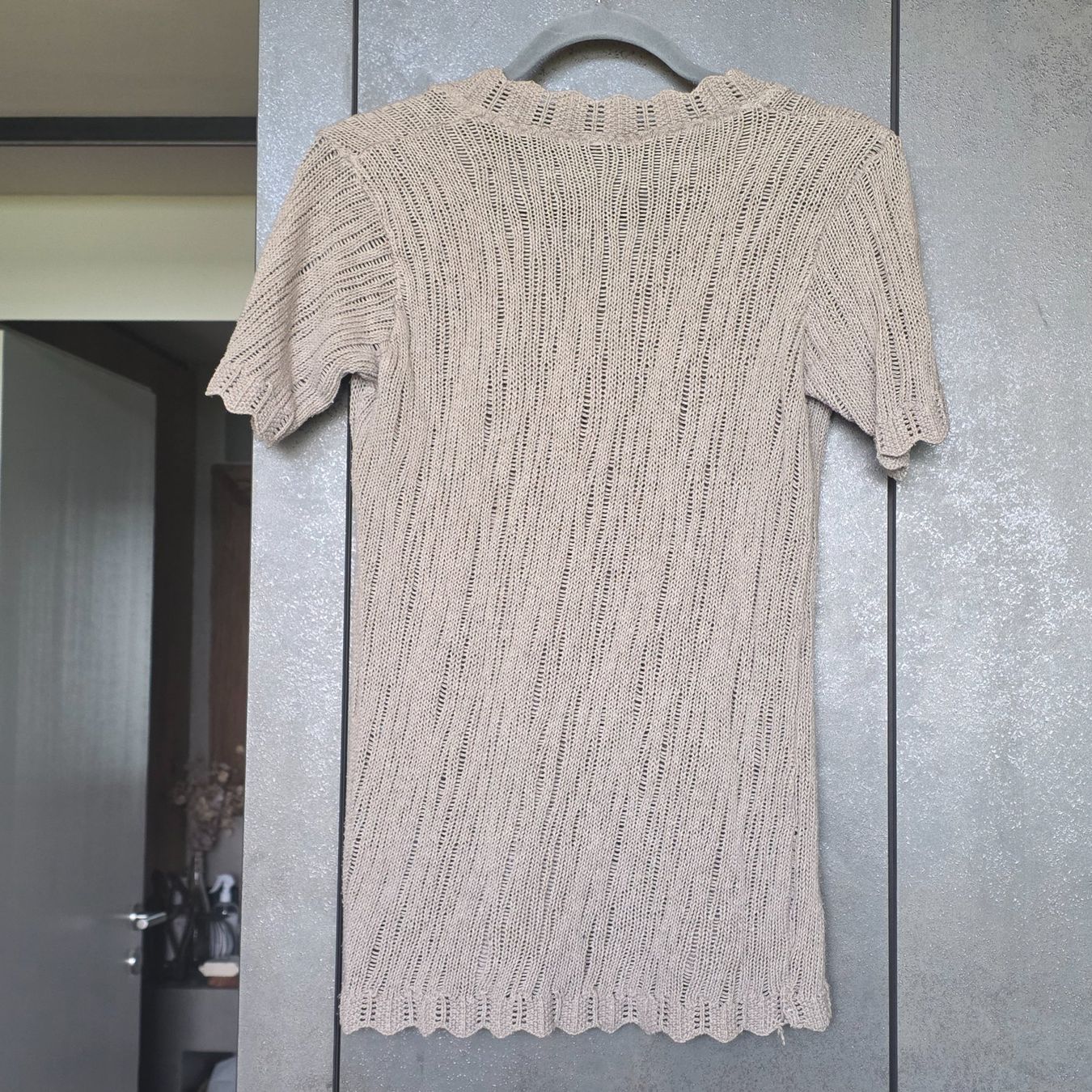 Top: 🐸 TOP / STRICKTOP TAUPE S - M OBERTEIL KURZARM PULLOVER – Usato da Môtier (Vully) venduto da Frogs 9