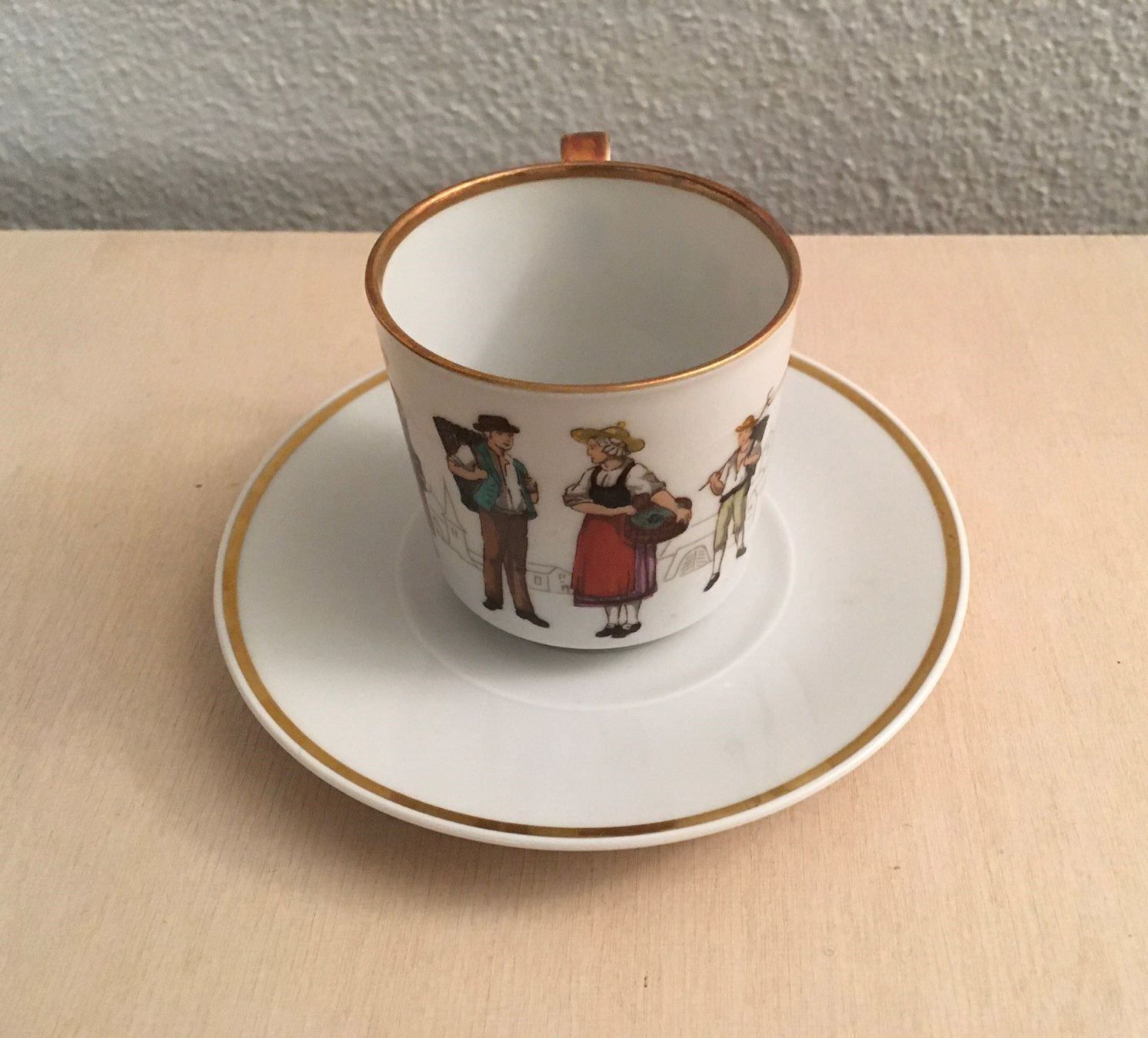 Tassen: Langenthal Trachtentasse, handbemalt – Gebraucht aus Basel von citystore 2