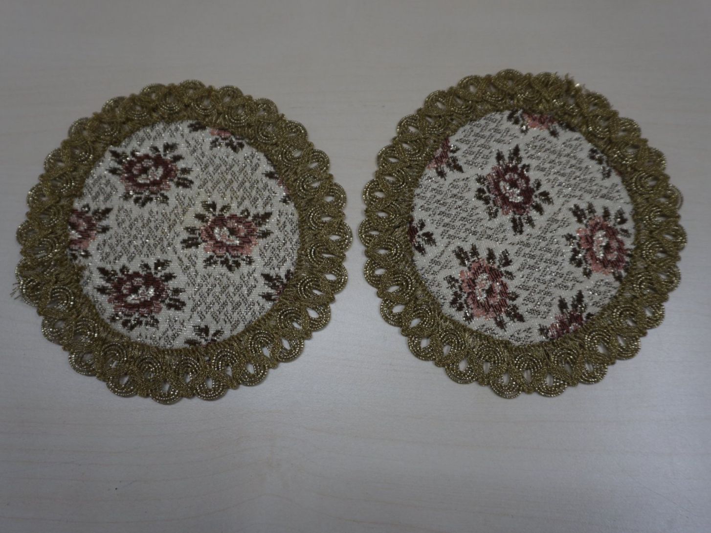 Tutte le decorazioni: Spitzen Deckchen mit Brokatborte 2er Set – Usato da Giswil venduto da sowo60