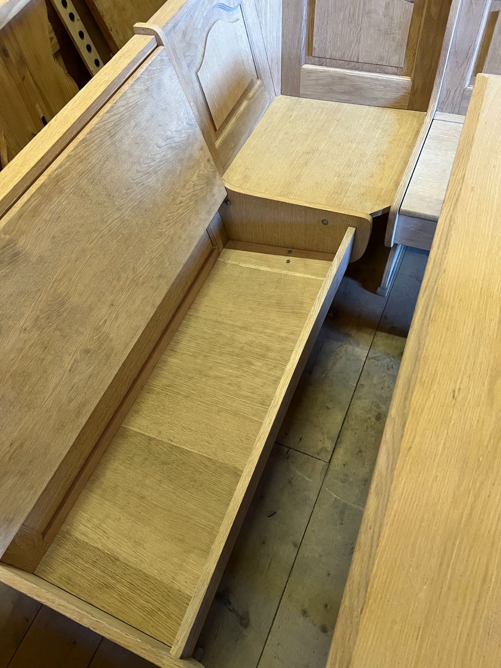 Set di tavolo e panche: ART 995-I Table et banc d'angle en chêne sablé – Usato da Pont-La-Ville venduto da BCMGLEAL 2
