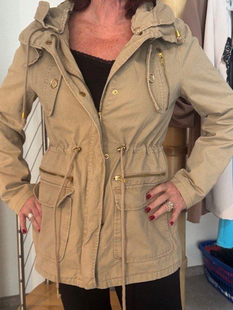 Giacche: Winterjacke beige mit Kapuze – Usato da Regensdorf venduto da Midget64 1
