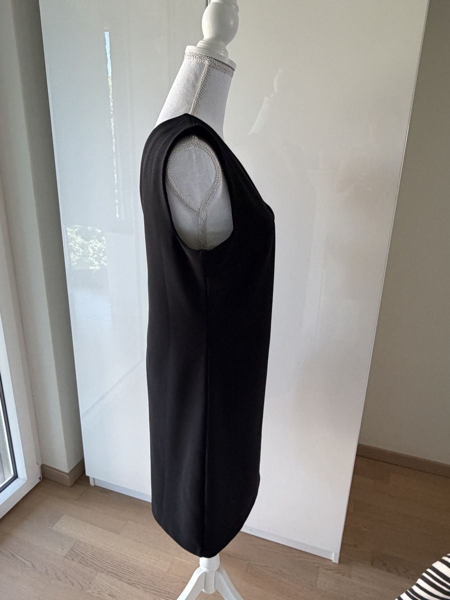 Mango Vestiti: Mango - Black V-neck sleeveless dress – Usato da Nyon venduto da Deb_D39 1