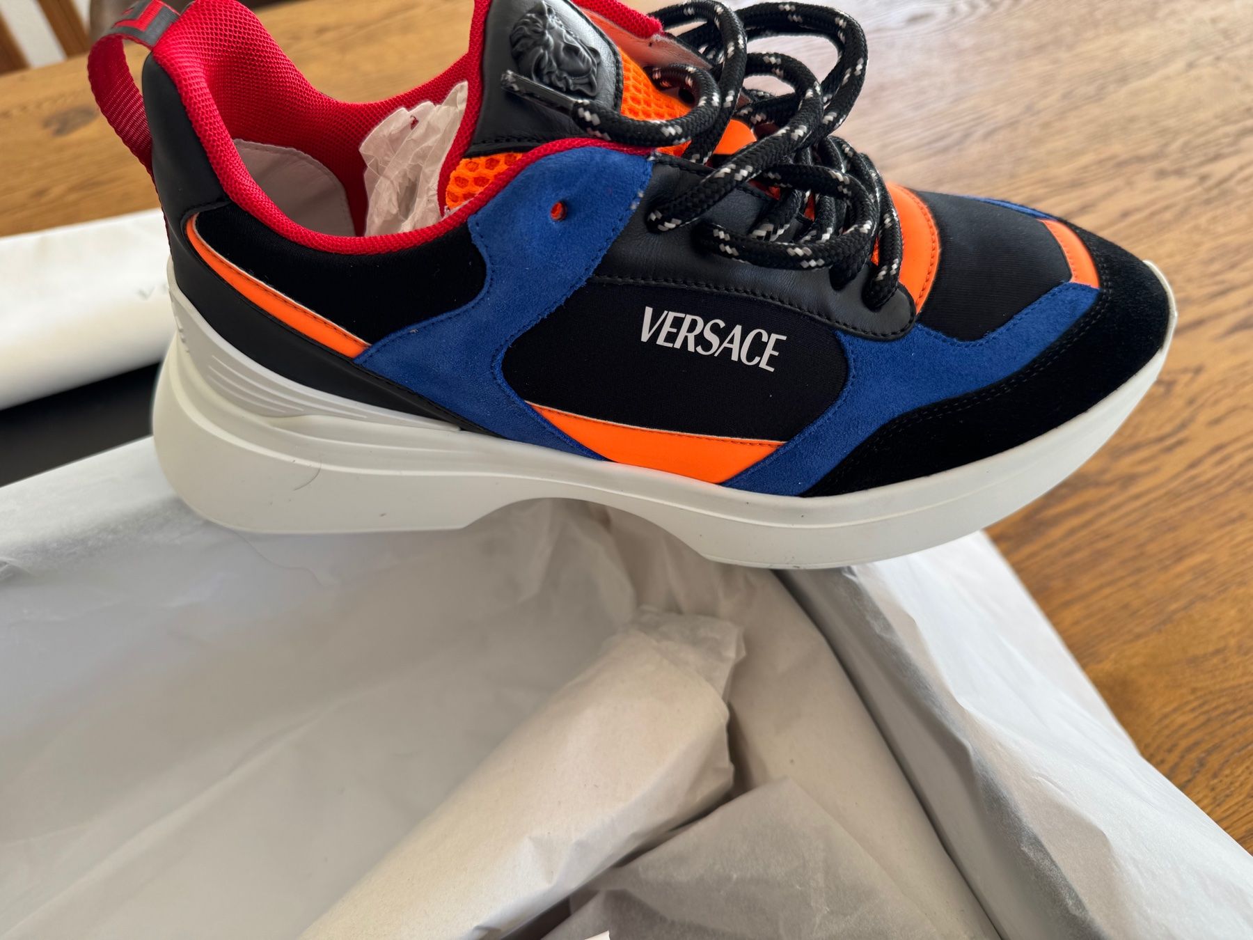 Versace Herrenschuhe: Versace Sneakers cuir multicolore. Pointure 41 – Neu und originalverpackt aus Corsier-sur-Vevey von sergioblak 1