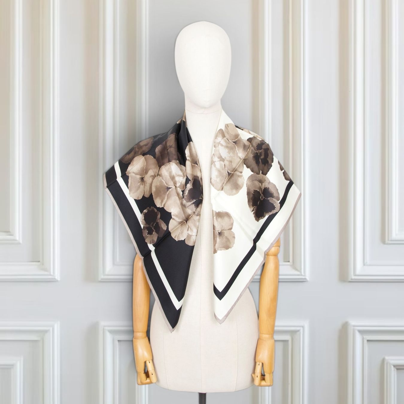 Valentino Foulard & Sciarpe: Valentino Seidentuch schwarz/crème – Usato da Binningen venduto da Designerlabels 2