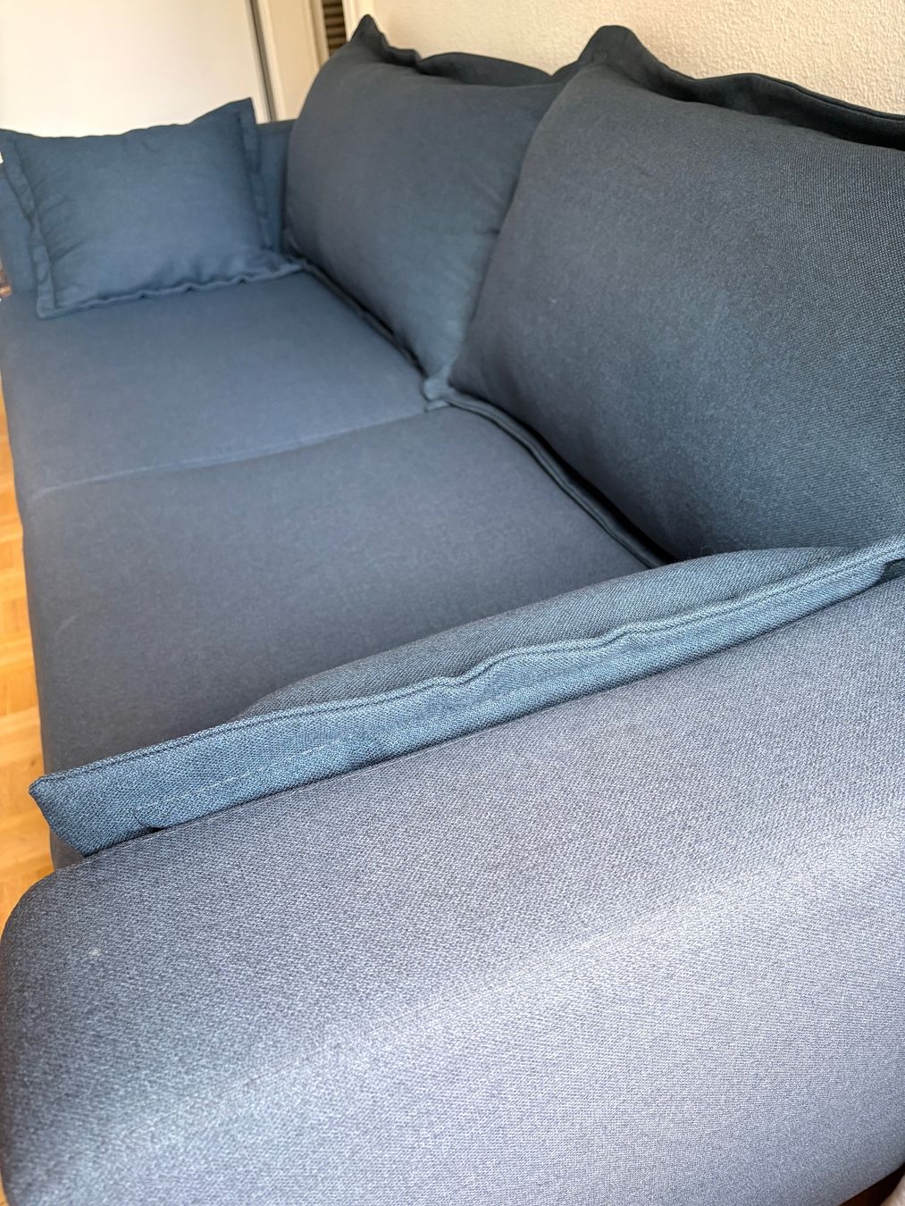 Micasa Divani: Dunkelblaues Sofa mit Holzfüssen – Usato da Zürich venduto da lau_wxy 4