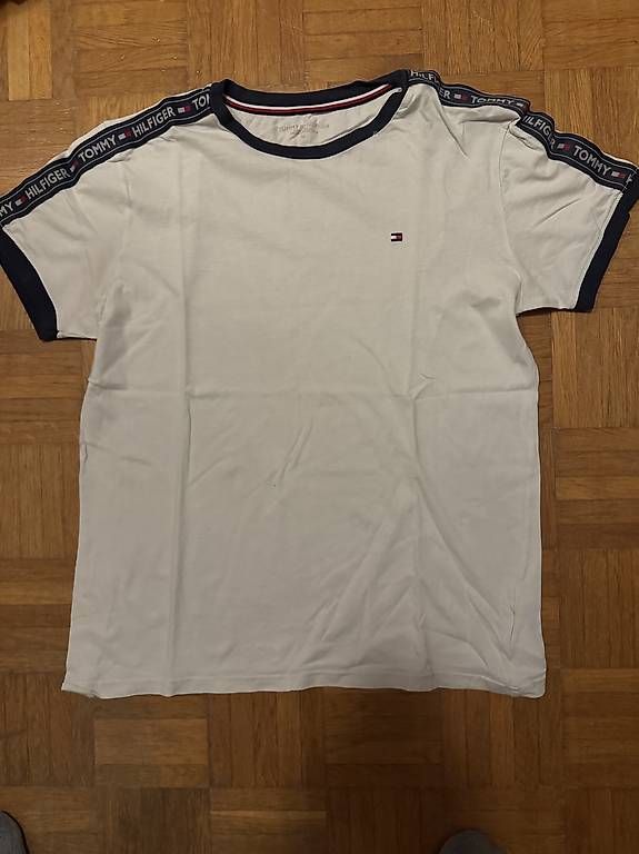 T-shirt: T-shirt Tommy Hilfiger – Usato da Morges venduto da bir_9rsr 1
