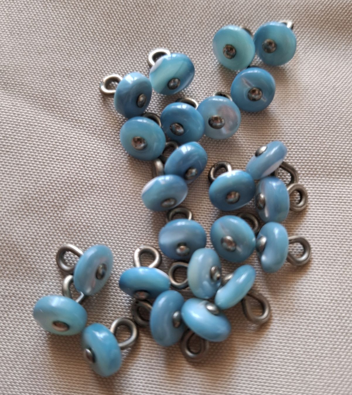 Bottoni: Set Knöpfe Katzenaugenschimmer, 8 mm. – Usato da Dietikon venduto da Hirschkopf