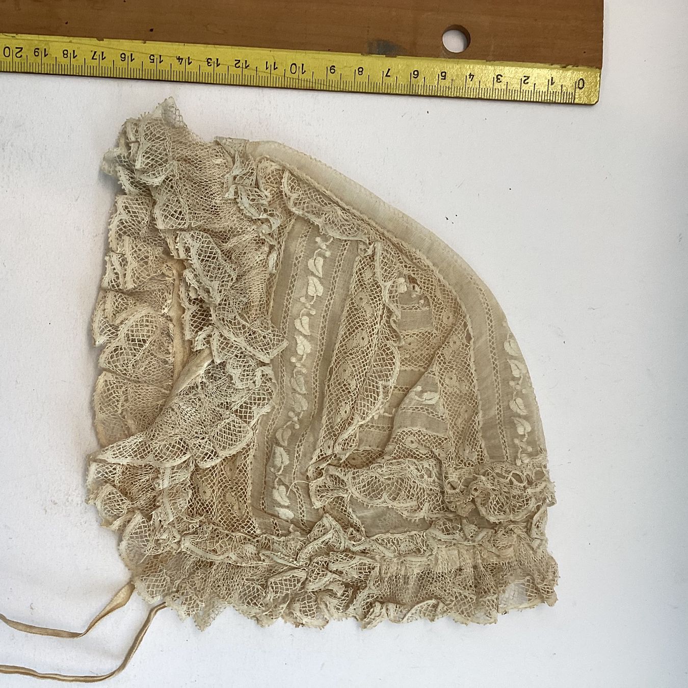 Bambole: Antike bestickte Haube für Babys oder Puppe – Usato da Eglisau venduto da mar_5rn2 3