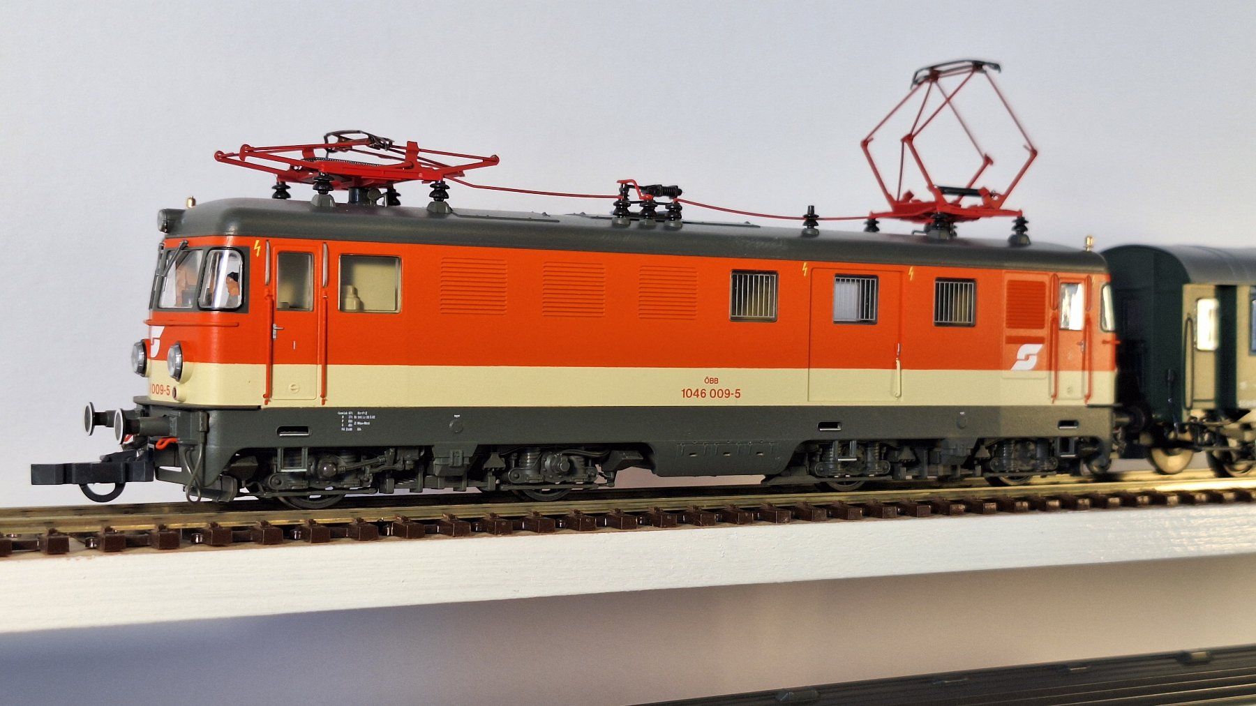 Roco Trains électriques: ÖBB 1046 mit Personenzug – D'occasion à Bern par BahnliebhaberRe420 2