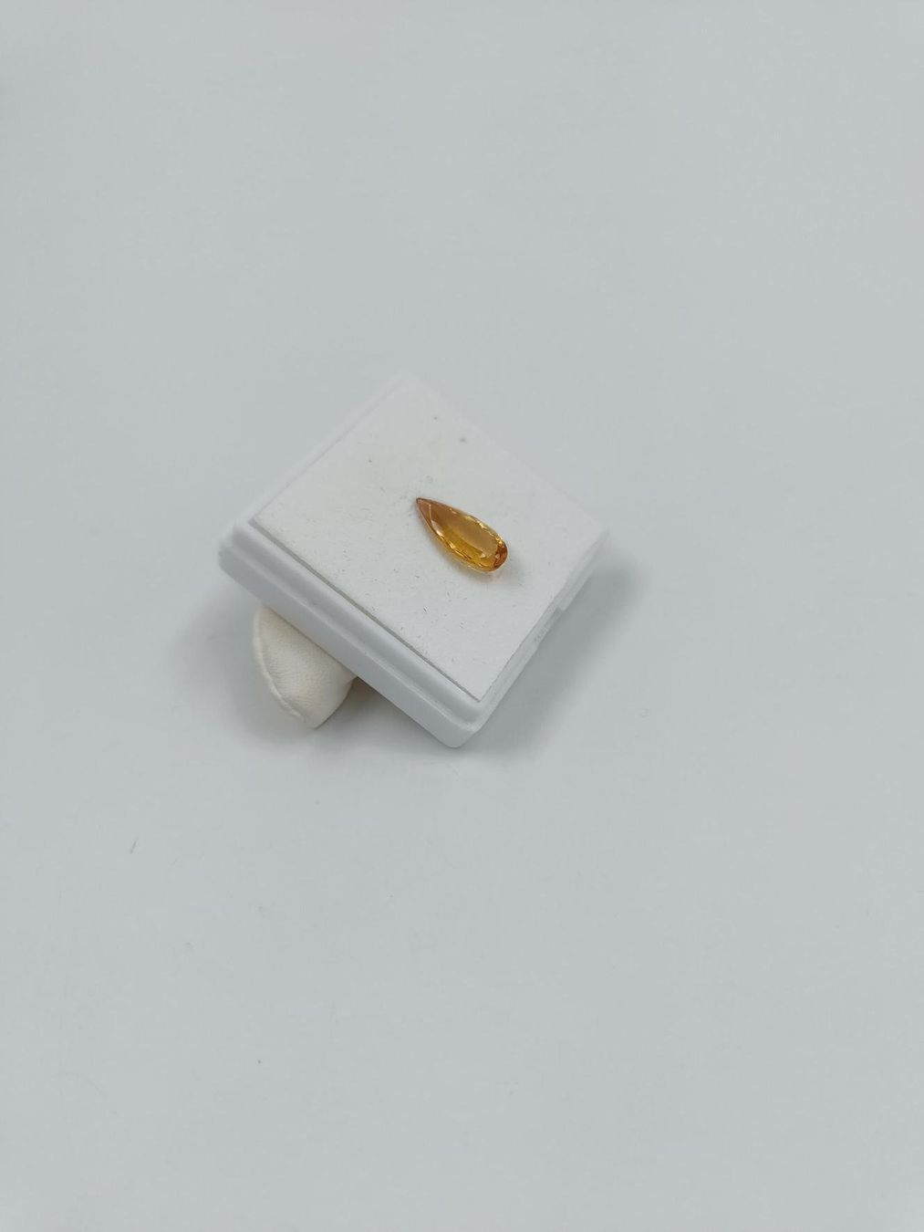 Pietre preziose: 1 HONIGGOLDFARBENER TOPAS 6.54 CT. – Usato da Luzern venduto da EdiGem 2
