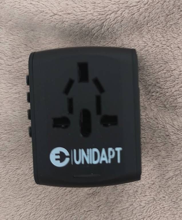 Lecteurs & Adaptateurs: Unidapt Reiseadapter mit 4 USB-Anschlüssen. – D'occasion à Pully par shulgin788