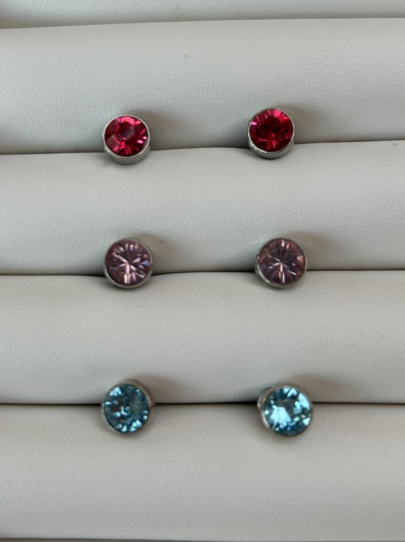 Altri gioielli: Ohrstecker Swarovski türkis lila rot Nr.7 – Nuovo (secondo la descrizione) da Rothenburg venduto da stacostaco