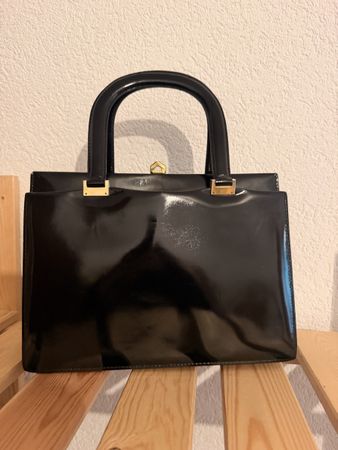Sac à main vintage noir verni avec fermoir doré élégant