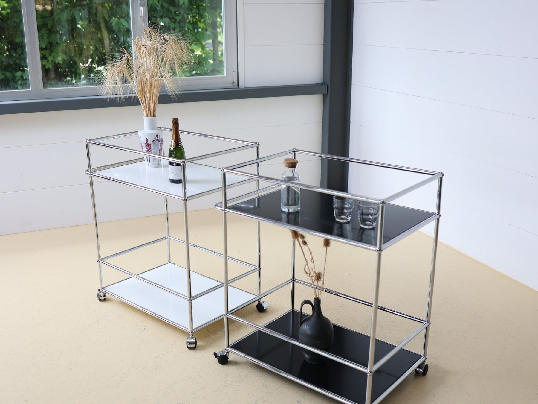 USM Carrelli di servizio: USM Haller Servierboy | Schwarz oder Weiss | Neuwertig – Usato da Meinisberg venduto da atelier_TILIJA 2