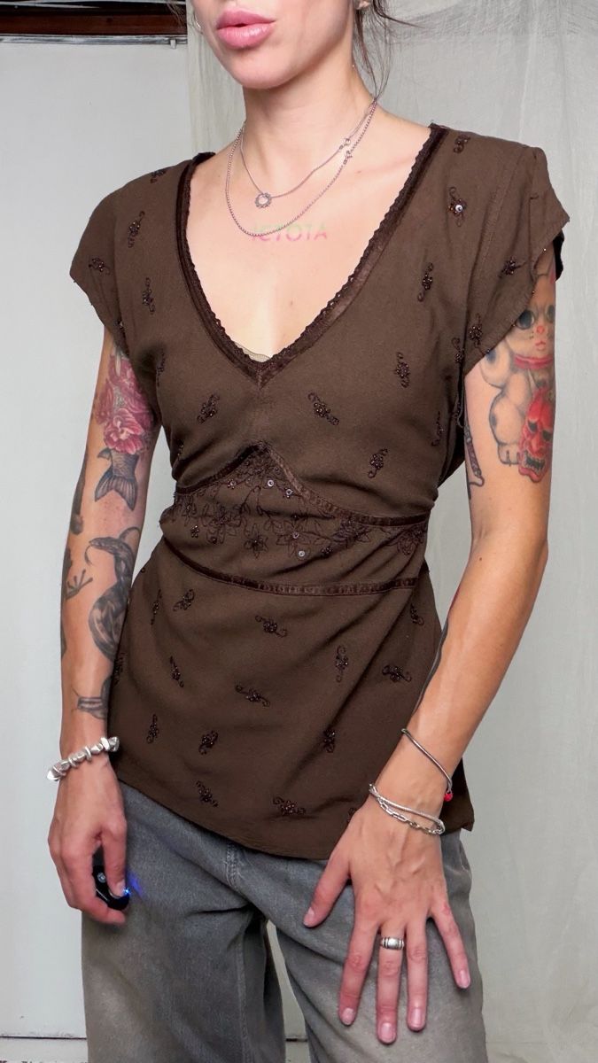 Blusen: Brown V-neck Top EUR 38 100% Viscose – Gebraucht aus Knonau von Grapesvintage