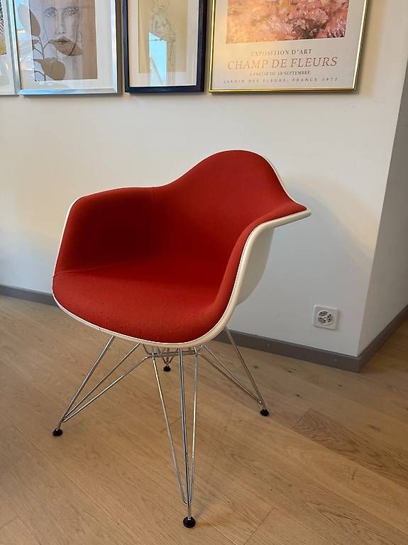 Eames Sedie: Vitra Eames Plastic Armchair DAR Eiffelturm-Gestell – Usato da Zürich venduto da apfel125