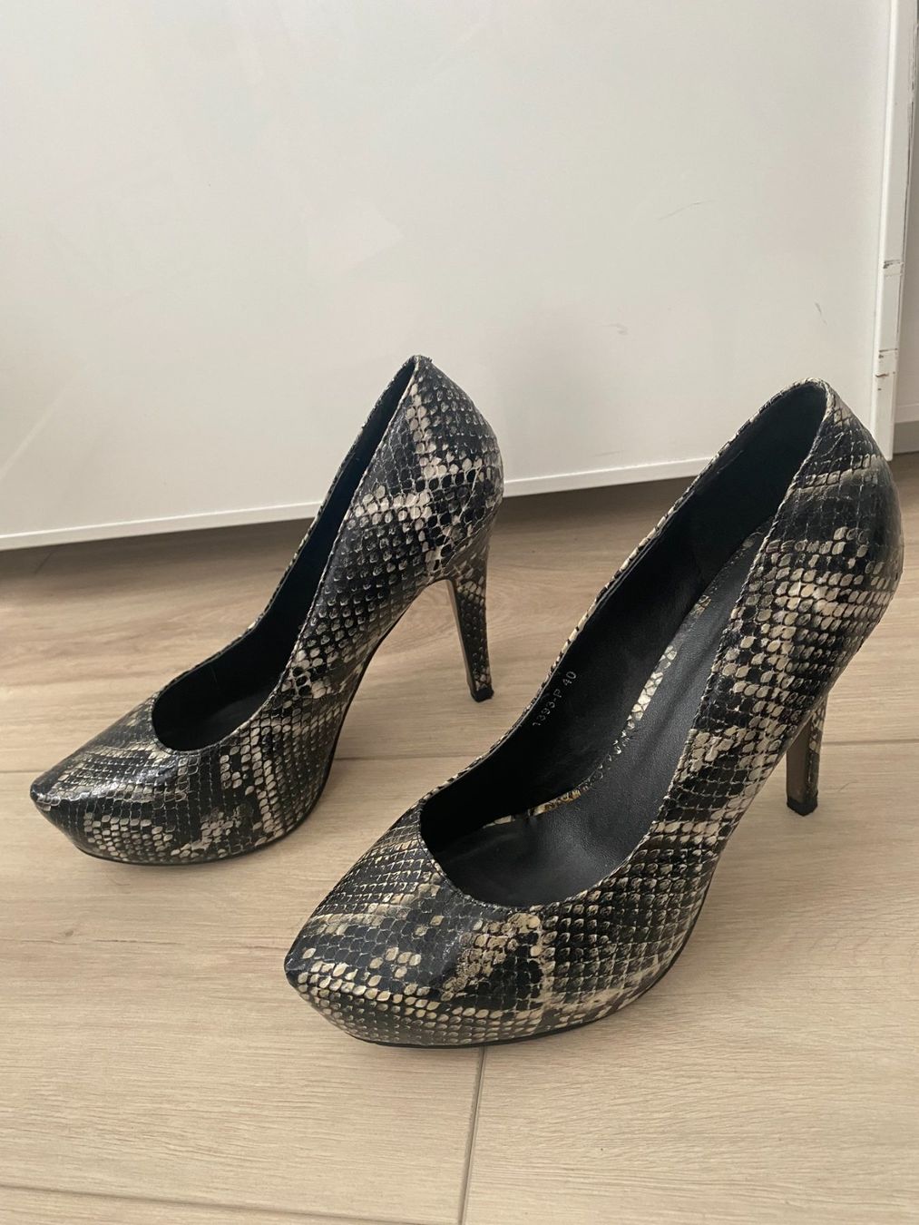 Scarpe da donna: Pumps mit Schlangenmuster Gr. 40 neuw. – Nuovo (secondo la descrizione) da Füllinsdorf venduto da Sunnebliemli7