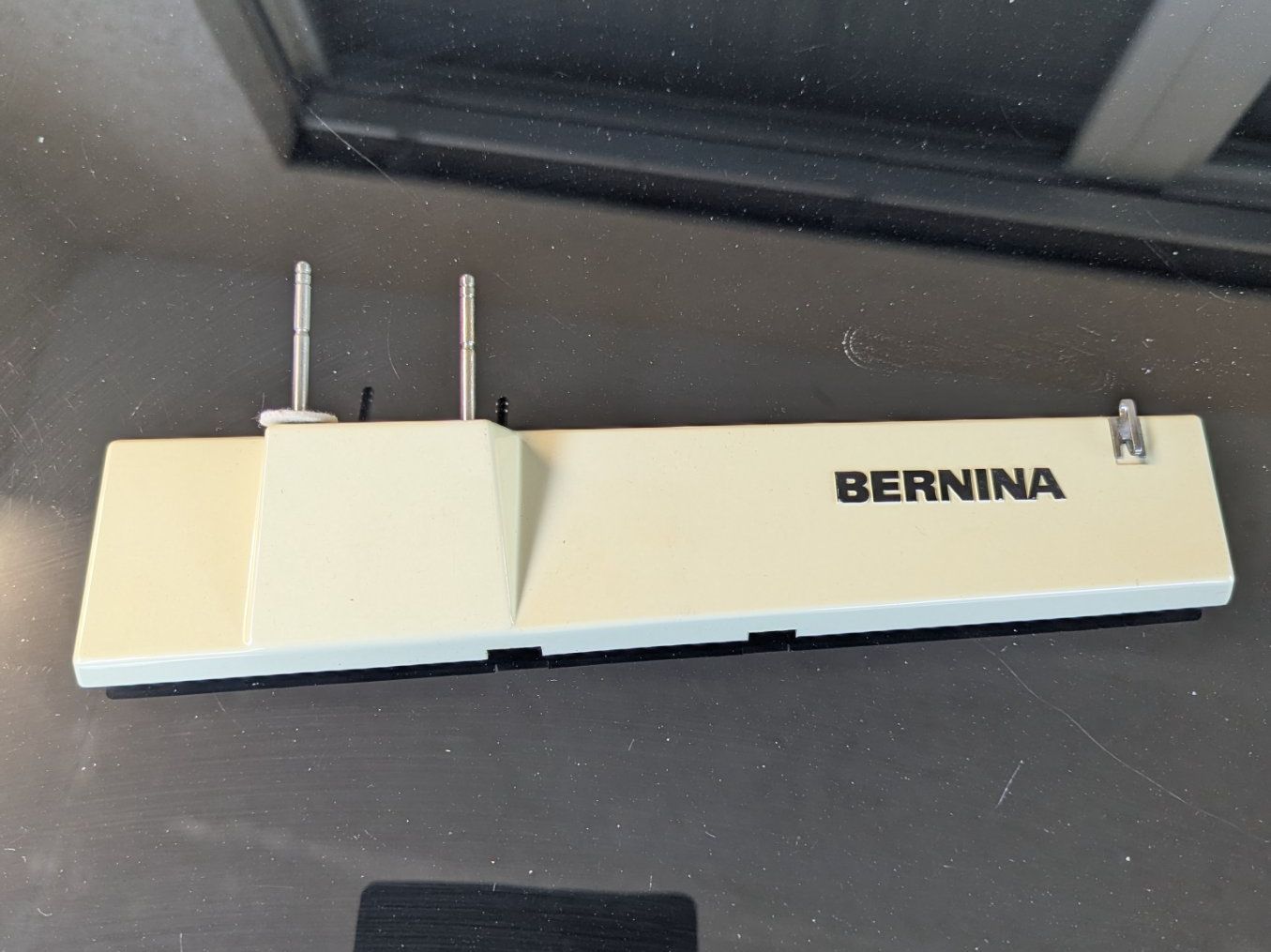 Bernina Macchine da cucire: Bernina 830 831 Garnhalterabdeckung – Usato da Oberbipp venduto da theresiafrosch