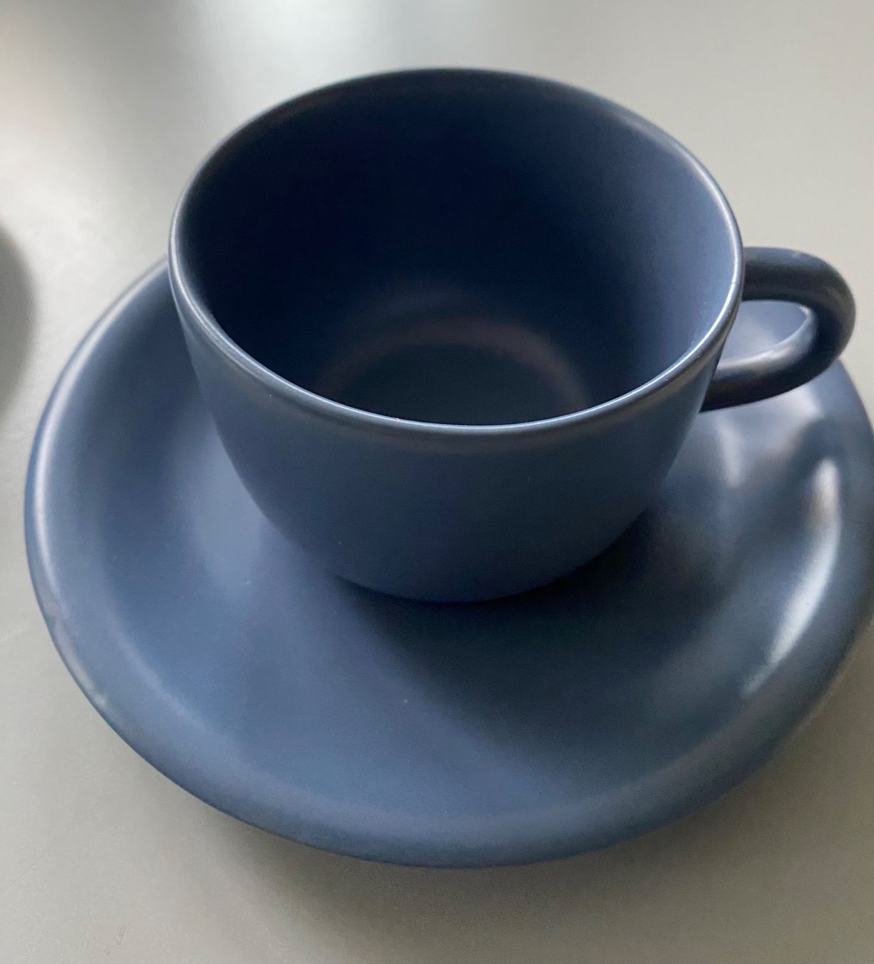 Tassen: 5 blaue Keramik Tassen mit Unterteller Set – Gebraucht aus Neftenbach von Rose40