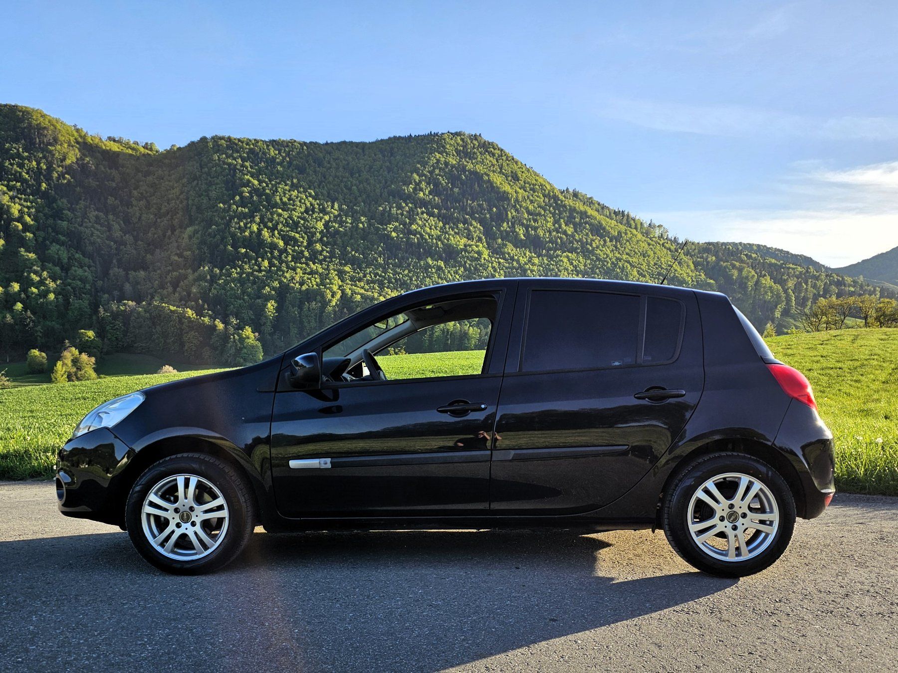 Best HD Pictures about  Reno Clio Gebraucht  with No AI Images
