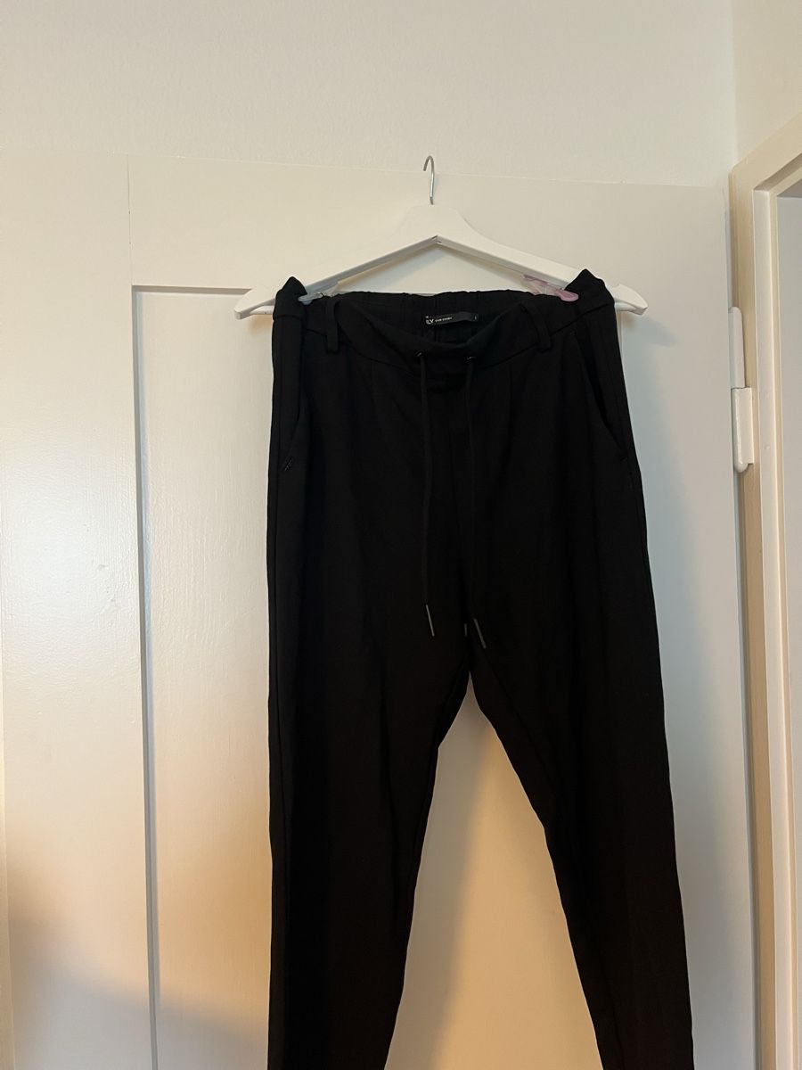 Only Hosen: Schicke, schwarze Stoffhose Grösse S von Only – Gebraucht aus Zürich von Brobin 1