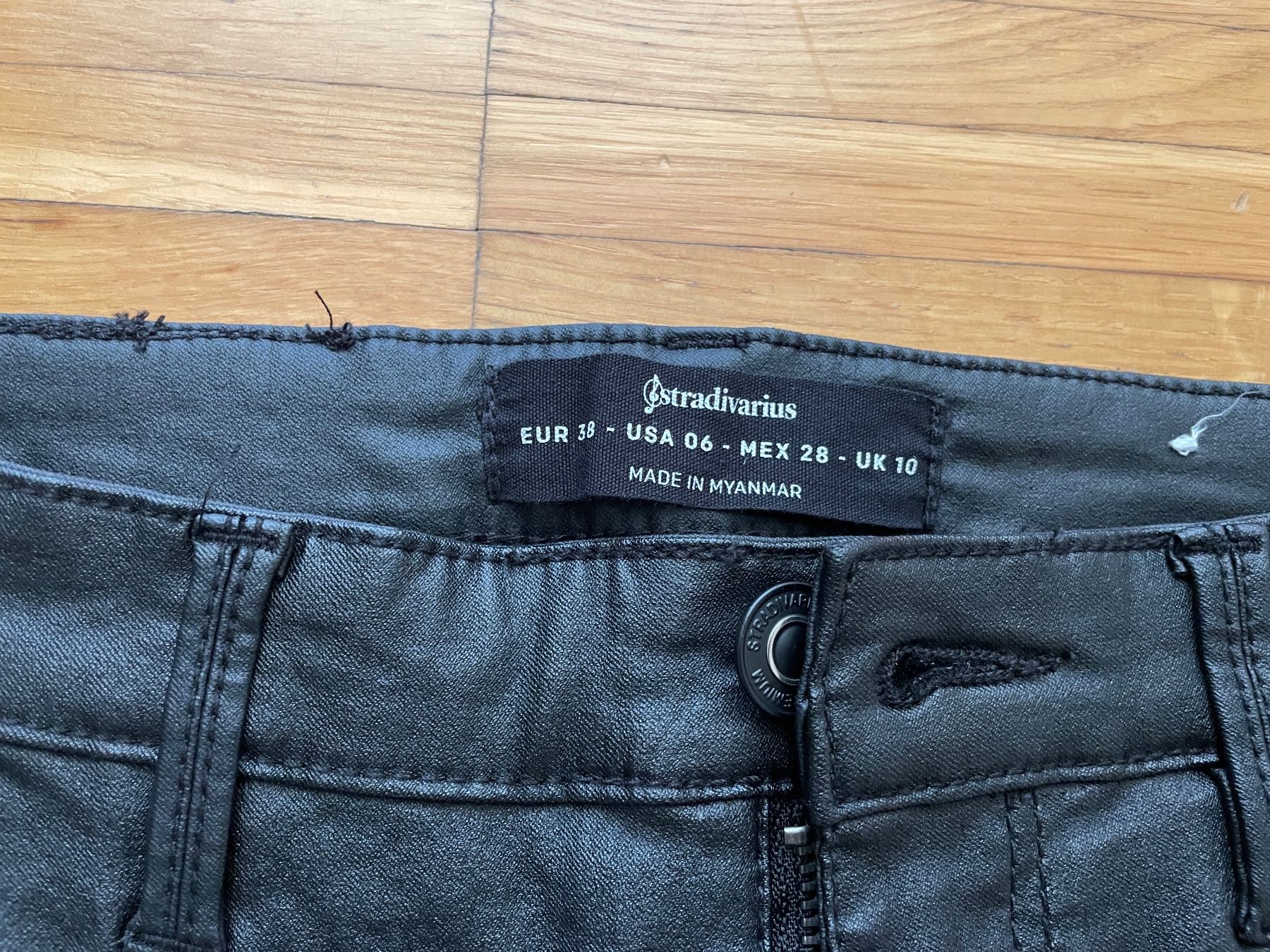 Pantaloni: Hose schwarz Lederoptik - Gr. EUR 38 – Usato da Neftenbach venduto da Justine76 2