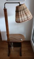 Stehlampe Holz/Metall mit Beistelltisch, antik
