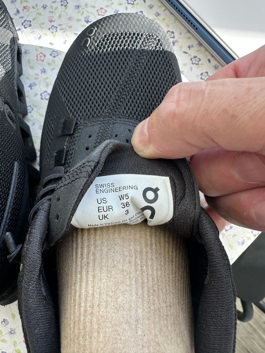 Scarpe da donna: On Schuhe 5 Paar Total – Nuovo (secondo la descrizione) da Chur venduto da Lungos72 3