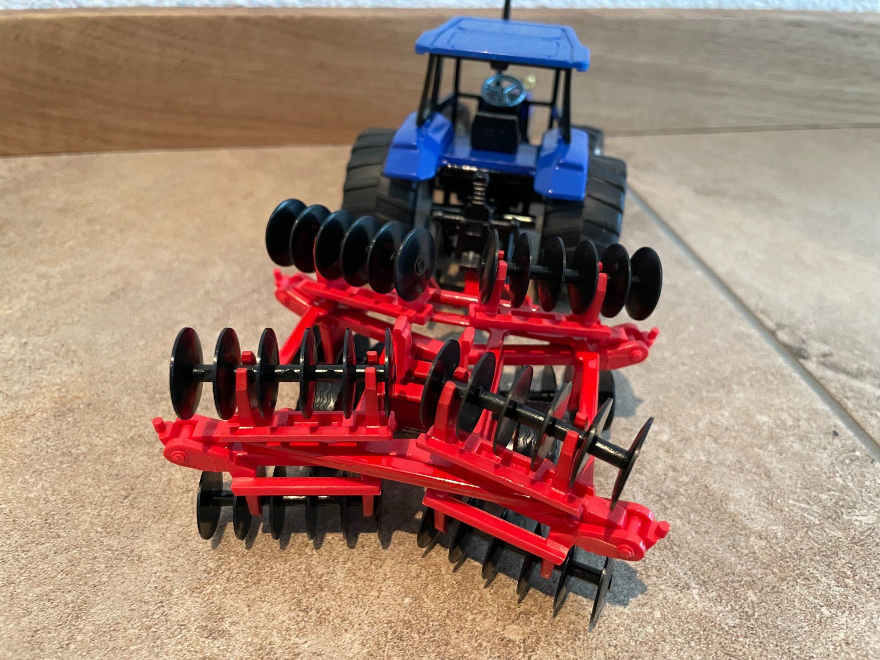 New Holland Trattori: SIKU New Holland 5635 mit Scheibenegge – Nuovo e nell'imballaggio originale da Kreuzlingen venduto da Stefan1150 4