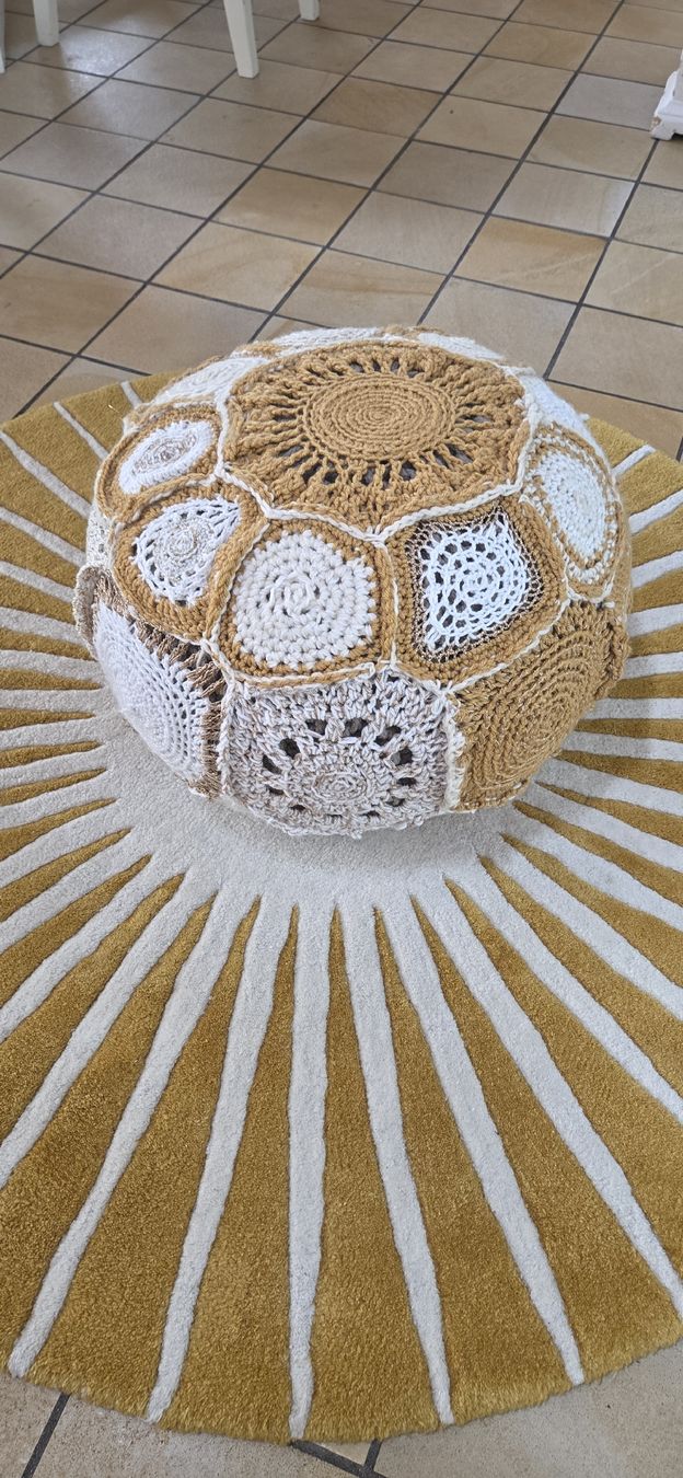 Poltrone: Häkelball Pouf Dekoration Handarbeit Patchwork Optik neu – Nuovo (secondo la descrizione) da Busswil BE venduto da Angy1974 1