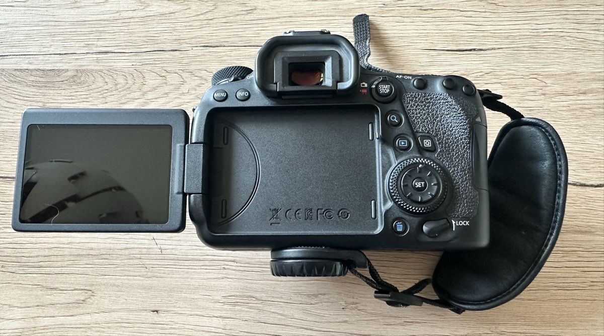 Canon Fotocamera: Canon EOS 6D Mark II Body – Nuovo (secondo la descrizione) da Biel/Bienne venduto da Jupiter63 3