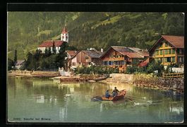 Brienz, Ruderpartie am Seeufer, mit Kirc