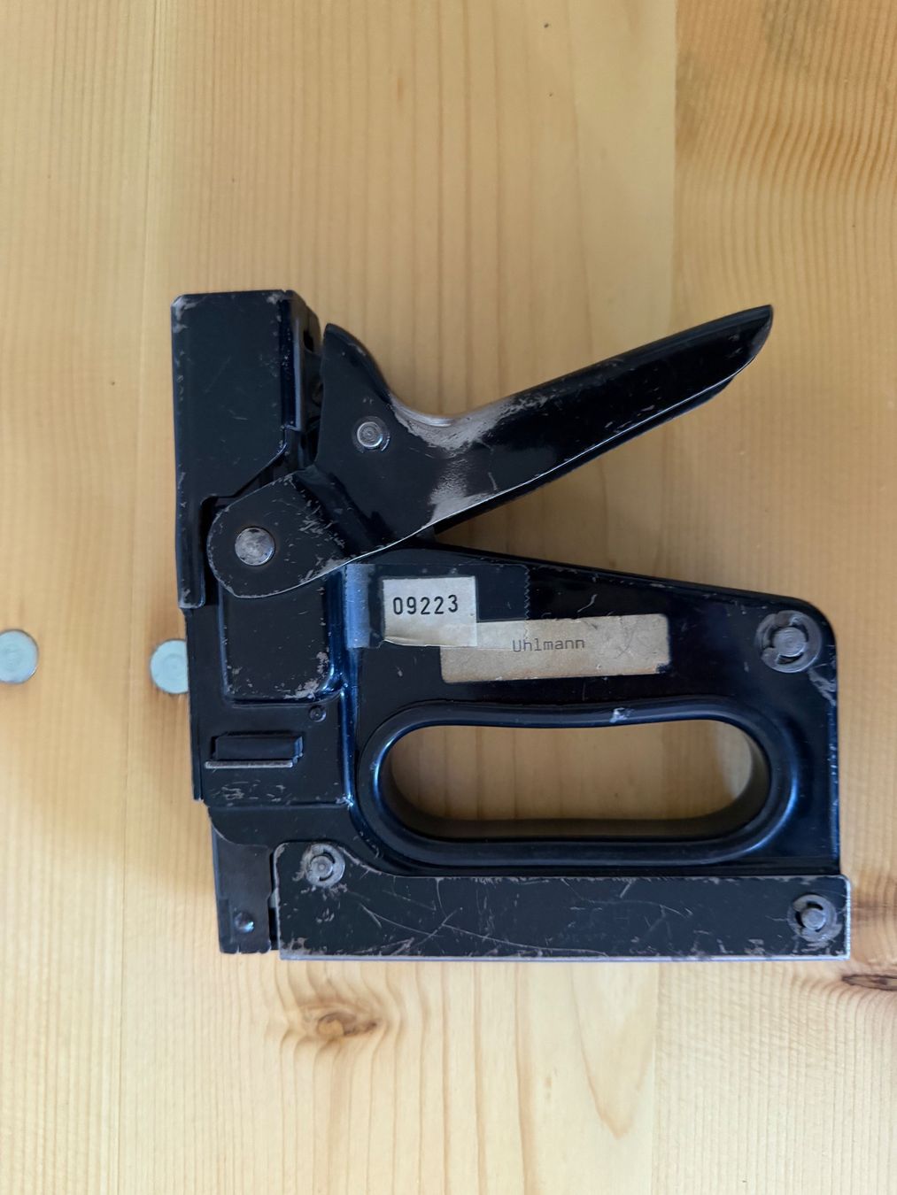 Alle Werkzeuge: Tacker Uhlmann schwarz gebrauchter Zustand 19cm – Gebraucht aus Duggingen von Ysvogel