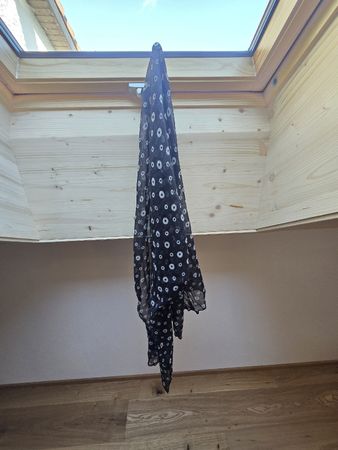 Foulard noir à motifs ronds blancs 
