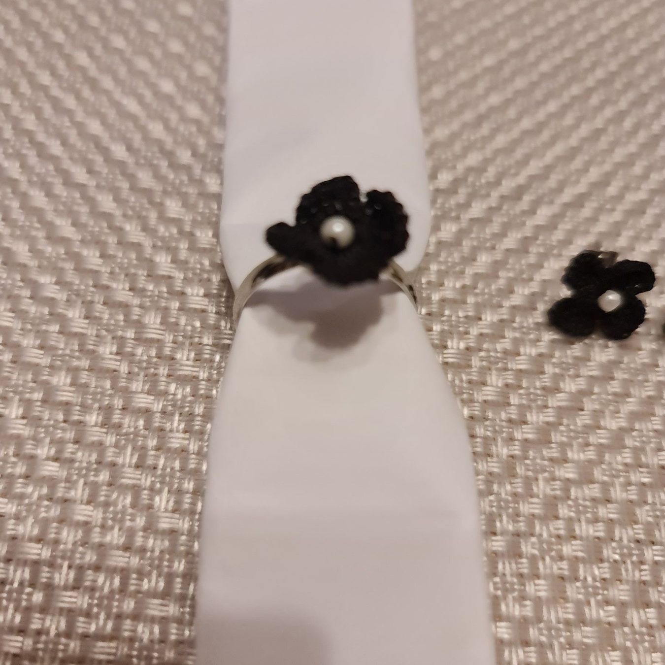 Orecchini pendenti & Orecchini a lobo: Handgemachtes Blumen Ohrstecker-Ring Set – Nuovo e nell'imballaggio originale da Grafstal venduto da sel_yil 3