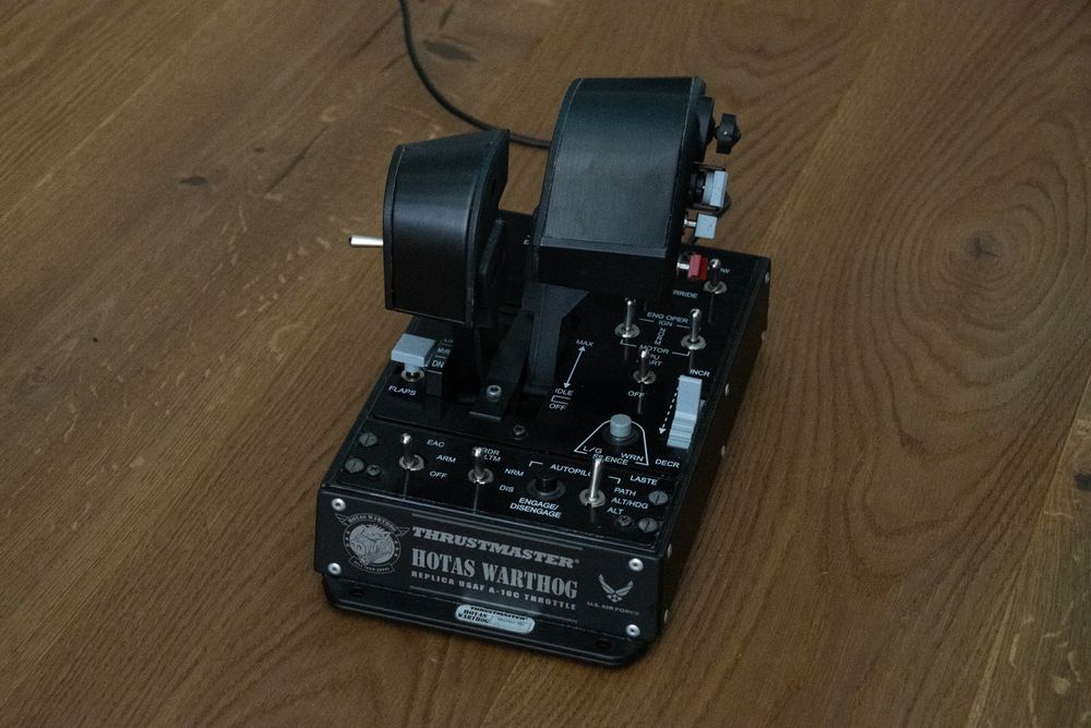 Thrustmaster Warthog HOTAS + Rudder + F/A-18 Flightstick (Gebraucht) in ...
