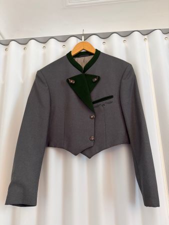 Graue Trachtenjacke, perfekt für Oktoberfest