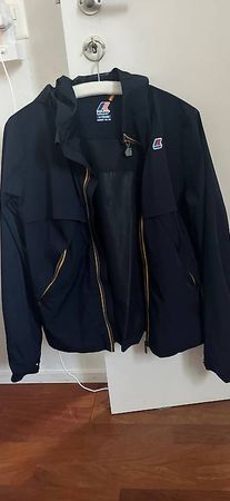  K-Way Regenjacke in Dunkelblau. 