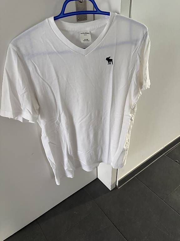 T-shirt: Abercrombie Tshirts  – Usato da Oberdiessbach venduto da shan26 1