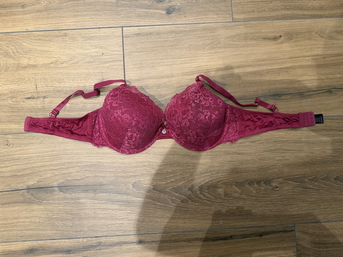 Altra biancheria intima: Bordeaux BH mit Spitze, Grösse 95D, Sylvie Meis – Usato da St. Gallen venduto da Xbylucas