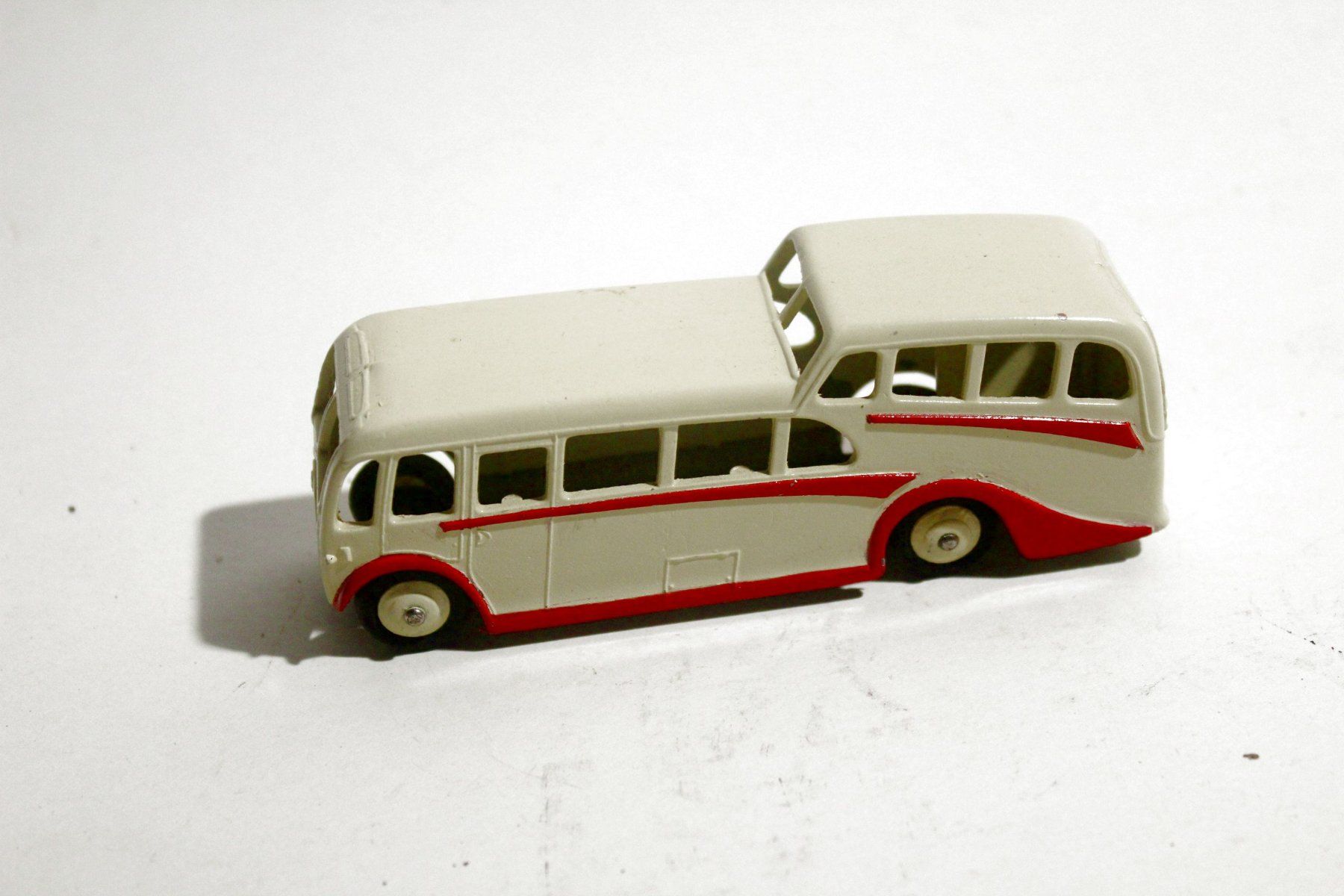 Dinky Toys Modellini d'auto: DINKY TOYS / MECCANO Observation Coach, creme/rot – Usato da Bern venduto da kultiges 4